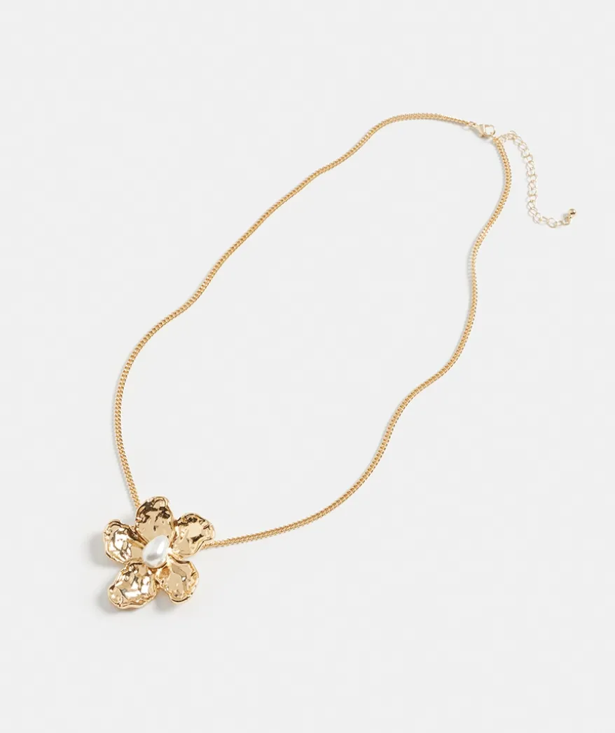 Gold Flower Pendant Necklace
