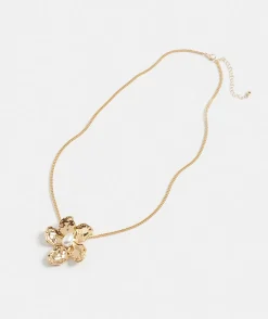 Gold Flower Pendant Necklace